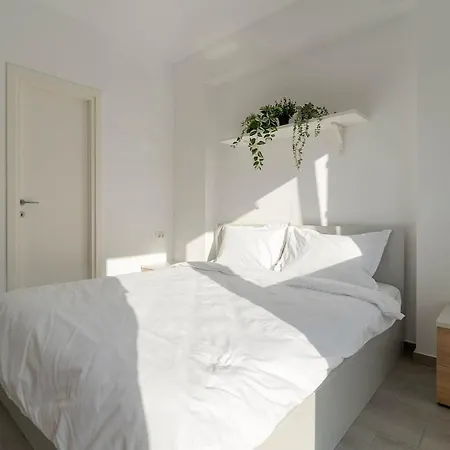 Downtown Urban W Balcony Vol 2 Apartman *